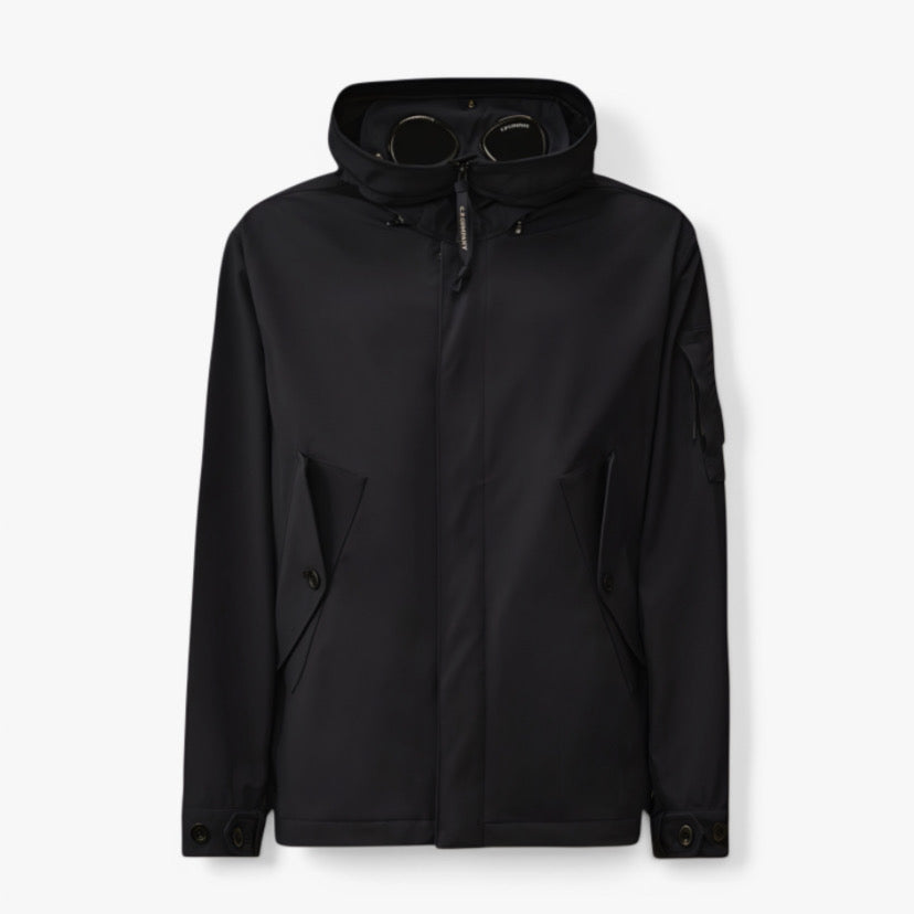 Veste technique noire CP COMPANY par RÆW DISTRICT, vue de face avec détails modernes et tissu résistant.