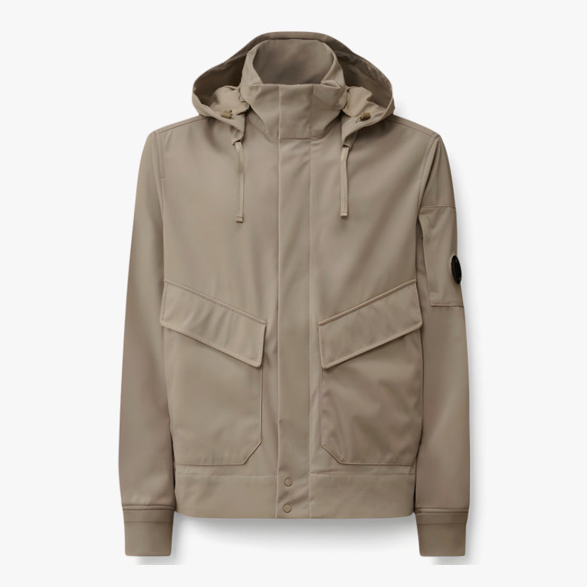 Veste technique CP COMPANY de RÆW DISTRICT, coupe moderne avec détails fonctionnels, portée en extérieur.