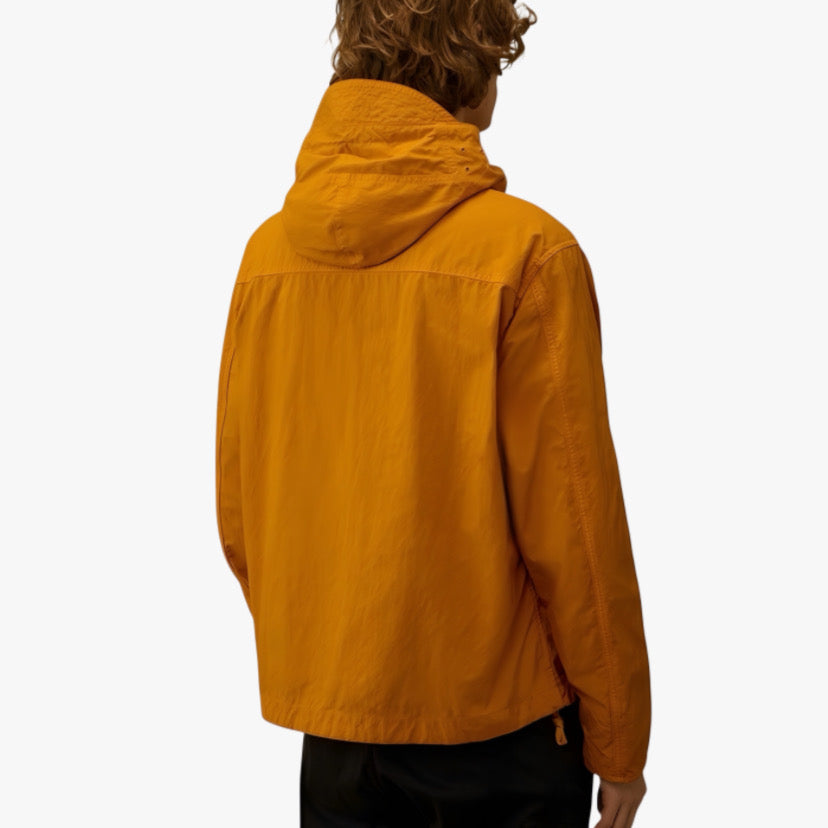 Veste orange de la marque RÆW DISTRICT, style décontracté, visible avec fermeture zippée et col montant.
