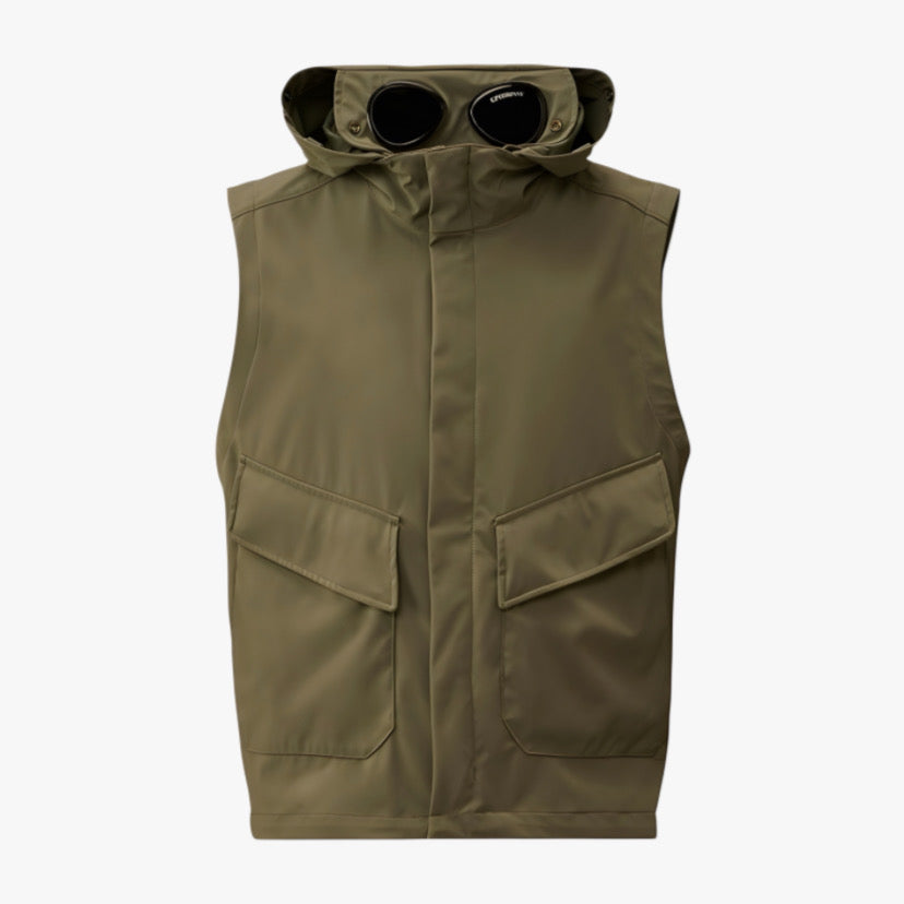 Veste sans manches CP COMPANY en collaboration avec RÆW DISTRICT, vue de face, en tissu noir avec logo visible.