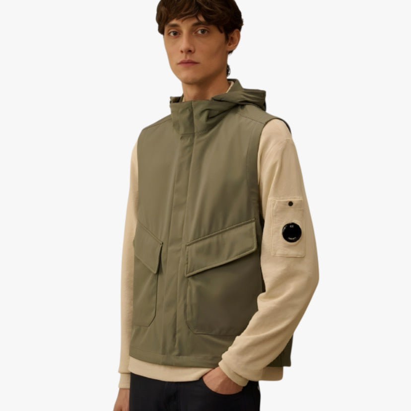 Gilet sans manches CP COMPANY par RÆW DISTRICT, vue de face, tissu noir avec fermeture éclair et détails modernes.