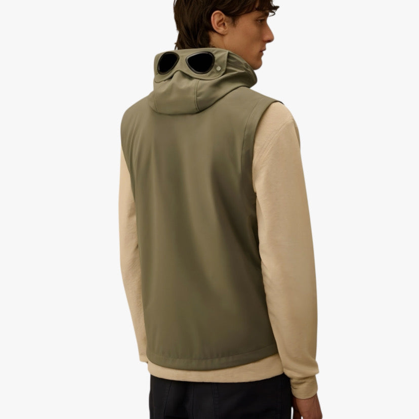 Gilet sans manches CP COMPANY en collaboration avec RÆW DISTRICT, vue de face, avec détails et texture visibles.